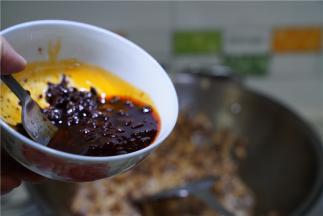 再加入辣酱豉油酱油炒至均匀挂味。将多余的食材打出。