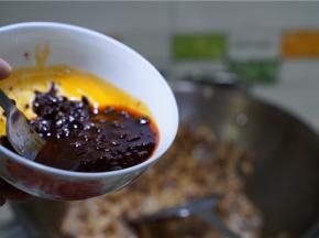 再加入辣酱豉油酱油炒至均匀挂味。将多余的食材打出。