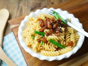 这样子一份菜脯肉丁拌意面就完成了。