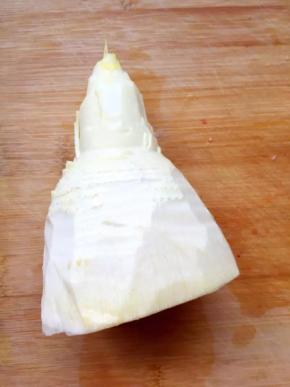 1、春笋去皮去老一些的根部，洗净