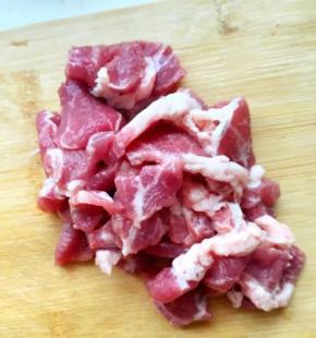 4、五花肉切成薄片，葱切成葱花