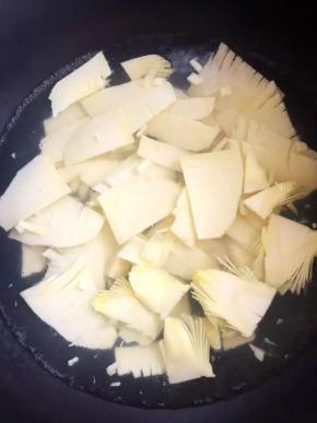 3、锅中加水，冷水时放入笋片，烧开后再焯2分钟，捞出沥干水分备用