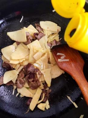 8、加入酱油和盐翻炒均匀