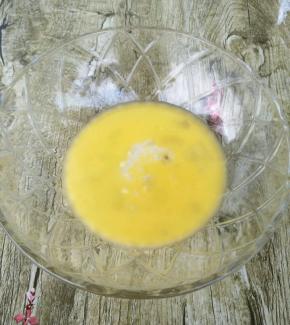 加入糖粉，炼乳，纯牛奶，蛋清拌匀