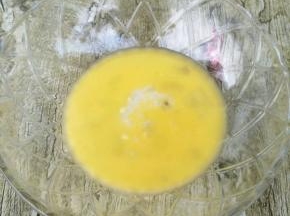 加入糖粉，炼乳，纯牛奶，蛋清拌匀