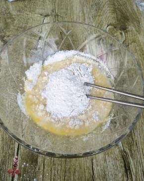 再加入低筋面粉和椰蓉(60克)拌匀