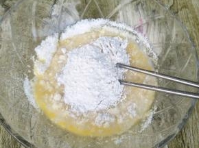 再加入低筋面粉和椰蓉(60克)拌匀