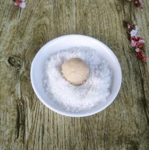 捏成小球儿，沾上一层椰蓉