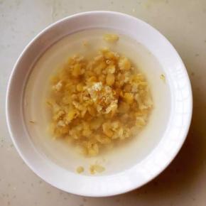 1、豆扁用水冲洗干净，浸泡1小时