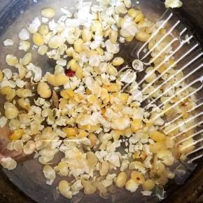 2、锅中加适量水和豆扁