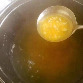 6、下入玉米面，沿锅底搅拌几下，大火煮开转中火慢煮20分钟即可