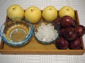 准备食材，百香果对半切开，取出果粒果汁。