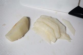 雪梨洗净去皮去芯，切成弯月形薄片。