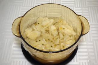 将雪梨、百香果50克、纯净水、冰糖放在玻璃容器里，拌均匀，用保鲜膜封好。