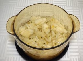 将雪梨、百香果50克、纯净水、冰糖放在玻璃容器里，拌均匀，用保鲜膜封好。