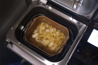 将腌制好的食材全部倒入装有搅拌刀的面包机桶内。