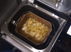 将腌制好的食材全部倒入装有搅拌刀的面包机桶内。