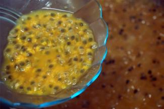 搅拌约1小时后，再加入剩余的30克百香果至程序结束。