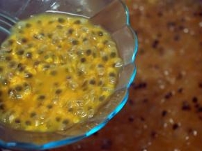 搅拌约1小时后，再加入剩余的30克百香果至程序结束。