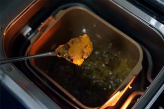 经过两个果酱程序后，糖汁比原先大大收干，雪梨变得透明柔软，趁热装入消毒过的玻璃瓶里。