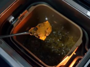 经过两个果酱程序后，糖汁比原先大大收干，雪梨变得透明柔软，趁热装入消毒过的玻璃瓶里。