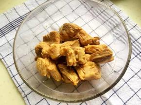 2、温水洗净浮沫后沥干水分