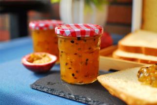 盖紧瓶盖后趁热倒扣30分钟，然后洗净瓶身，置于室温3天后再放入冰箱冷藏。