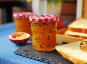 盖紧瓶盖后趁热倒扣30分钟，然后洗净瓶身，置于室温3天后再放入冰箱冷藏。