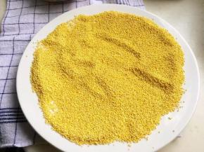 5、盛出平铺在盘中晾凉