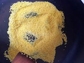 4、小米放入无水无油的平底锅中小火炒至表面变白