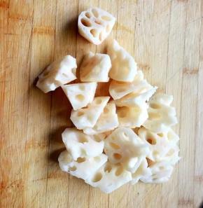 6、藕洗净去皮去两头切成块