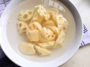 7、半碗水放半勺盐化开，将藕块放入浸泡一会