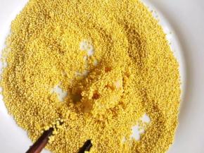 9、米粉倒入一个盘中，将藕块放入裹上一层