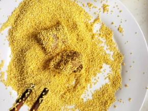 11、依次将排骨也裹上一层米粉放在藕块上