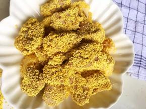 12、将剩余的小米倒在上面，再倒入一些泡藕的盐水