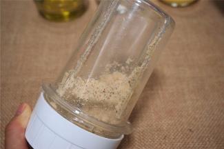 用料理机将杏仁肉打碎。