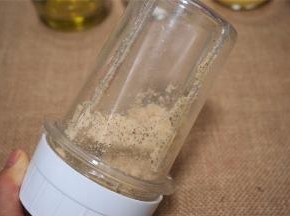 用料理机将杏仁肉打碎。