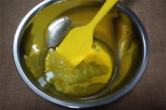 加入50克细砂糖，20克全蛋液（留5克刷饼坯表面），稍微搅拌均匀。