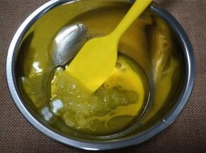 加入50克细砂糖，20克全蛋液（留5克刷饼坯表面），稍微搅拌均匀。