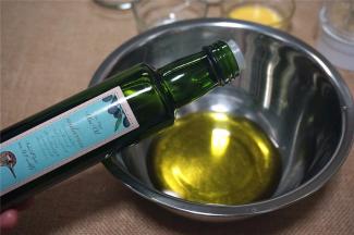 倒入50克橄榄油（或色拉油）。