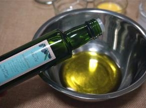 倒入50克橄榄油（或色拉油）。