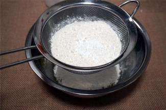 筛入低筋粉、泡打粉、小苏打。