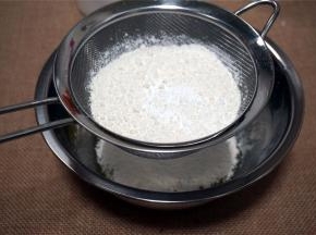 筛入低筋粉、泡打粉、小苏打。