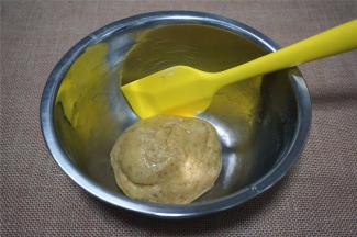 拌成团。同时，180度上下火预热烤箱。