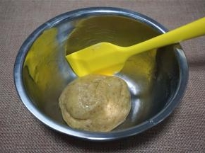 拌成团。同时，180度上下火预热烤箱。