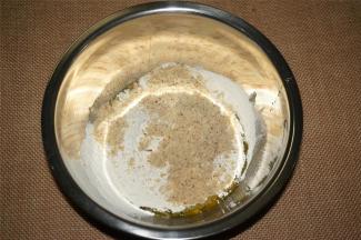 倒入打碎的杏仁粉。