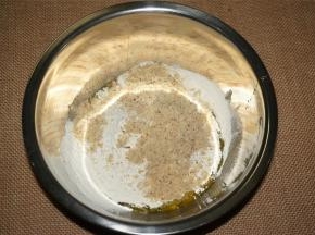 倒入打碎的杏仁粉。