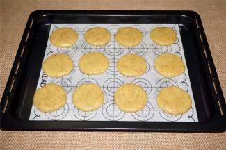 揉圆，压扁，放在烤盘上，注意留一定的间隔。