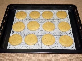 揉圆，压扁，放在烤盘上，注意留一定的间隔。