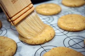 给每一个饼坯刷上一层全蛋液。